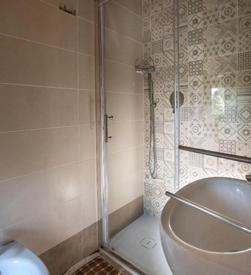 标准三人间, La Tavola Rotonda