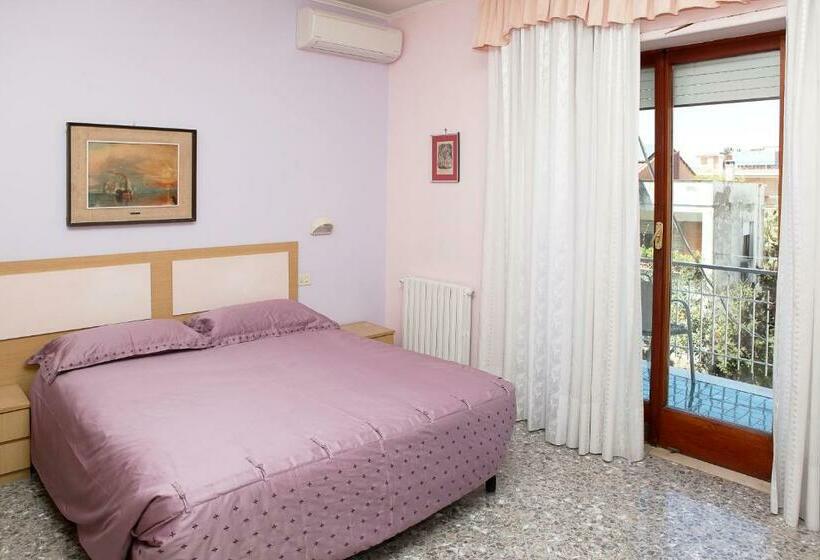 四人标准间, Linda