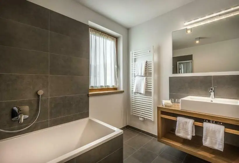 Standard Kolmen Hengen Huone, Miramonti