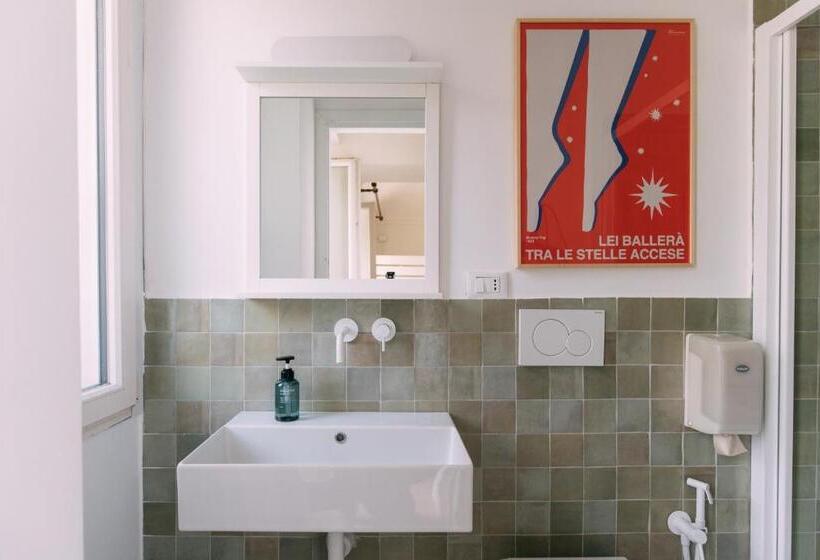 اتاق استاندارد سه نفره, Tomato Urban Retreat