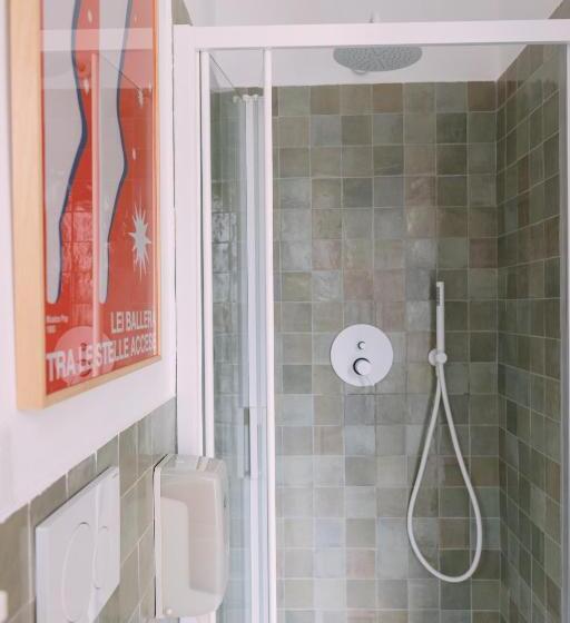 غرفة قياسية ثلاثية, Tomato Urban Retreat