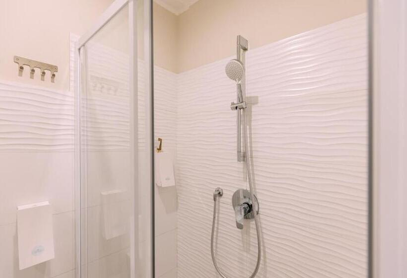 غرفة قياسية ثلاثية, Tomato Urban Retreat