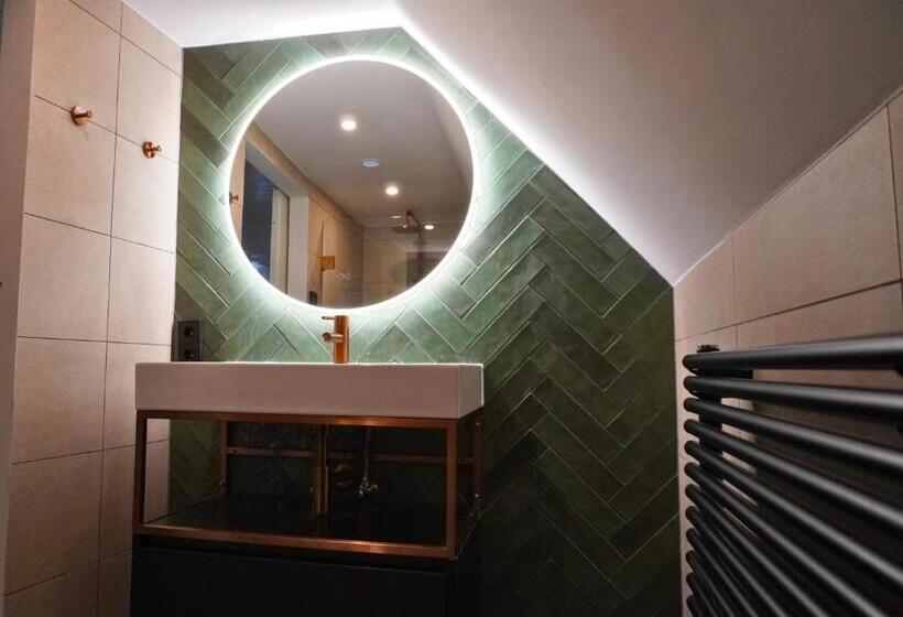 キングサイズベッドのスタンダードルーム, B&b Catharinenburg, Optionele Wellnessfaciliteiten Beschikbaar!