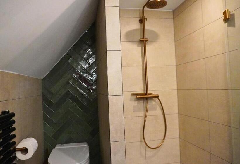 キングサイズベッドのスタンダードルーム, B&b Catharinenburg, Optionele Wellnessfaciliteiten Beschikbaar!