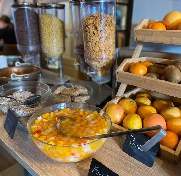 اتاق استاندارد سه تخته با بالکن, Chalet Hotel La Corniche