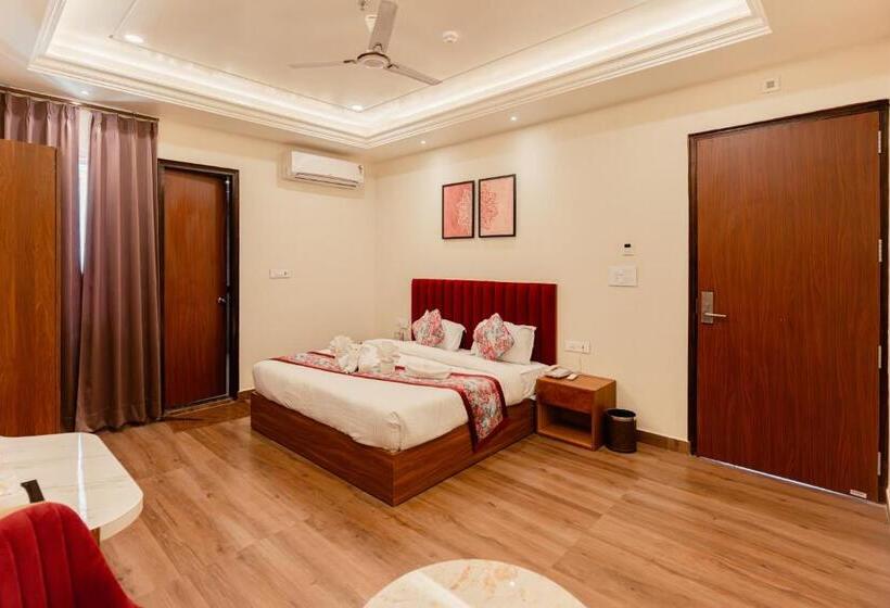 חדר דחוקס עם מיטת קינג, Royal Realite