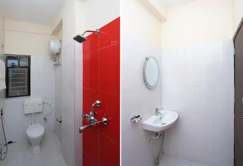Deluxe Room, Goroomgo White Palace Hotel & Resort New Alipore Kolkata
