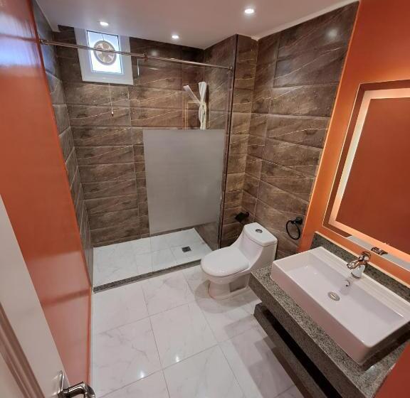 اتاق خانوادگی با چشم‌انداز باغ, Al Dora Boutique