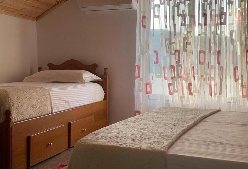 חדר סטנדרט לשלושה עם מרפסת, Guesthouse & Hospitality