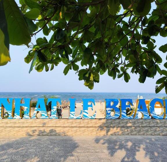 Deluxe Triple Room Sea View, View Nhat Le Beach