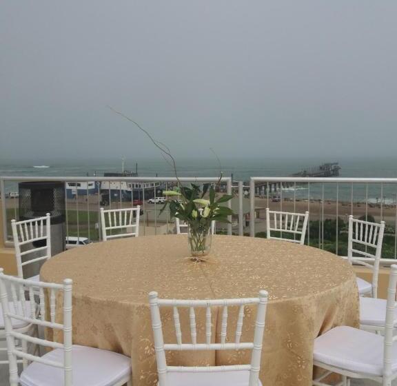 اتاق سوپریور با چشم‌انداز جانبی دریا, A La Mer