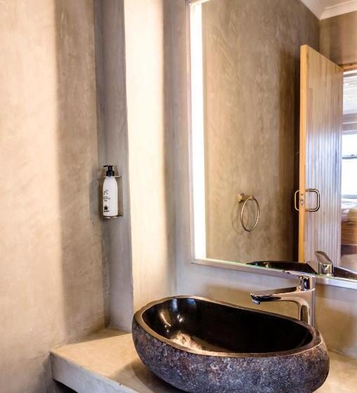 اتاق سوپریور با چشم‌انداز جانبی دریا, A La Mer