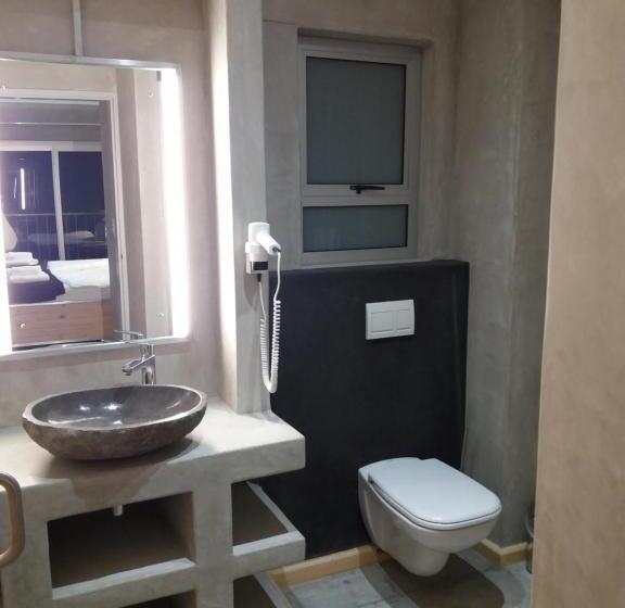 اتاق سوپریور با چشم‌انداز جانبی دریا, A La Mer