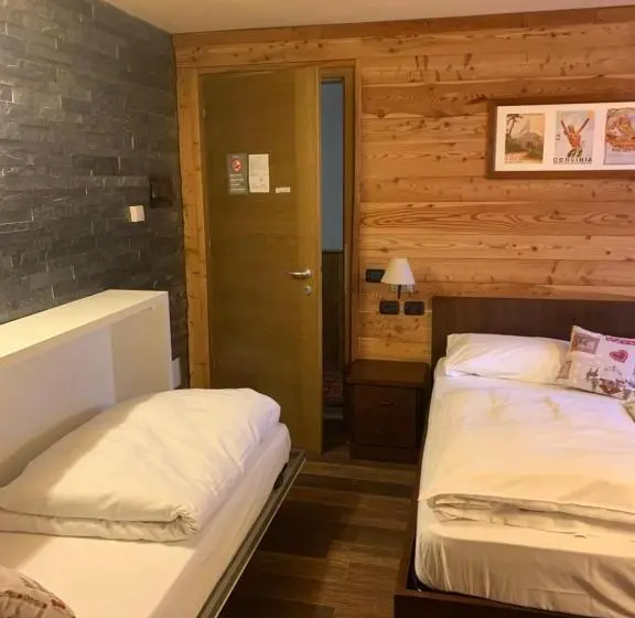 اتاق استاندارد سه نفره, Hosquet Lodge