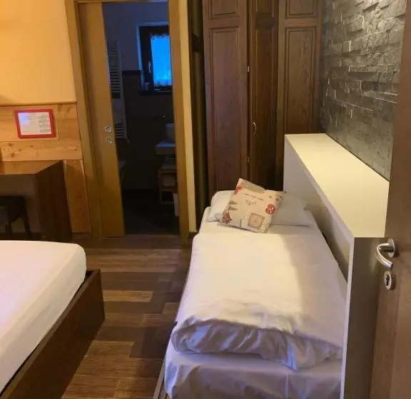 اتاق استاندارد سه نفره, Hosquet Lodge