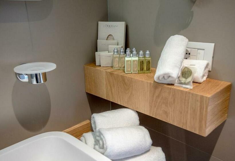 スイート, Uve Rooms & Wine Bar