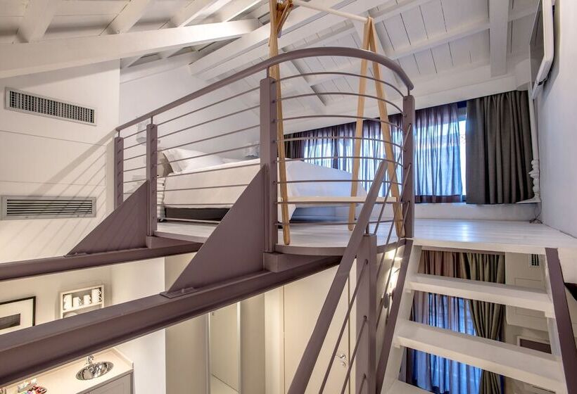 جناح, Uve Rooms & Wine Bar