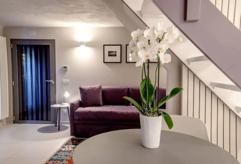 سوییت, Uve Rooms & Wine Bar