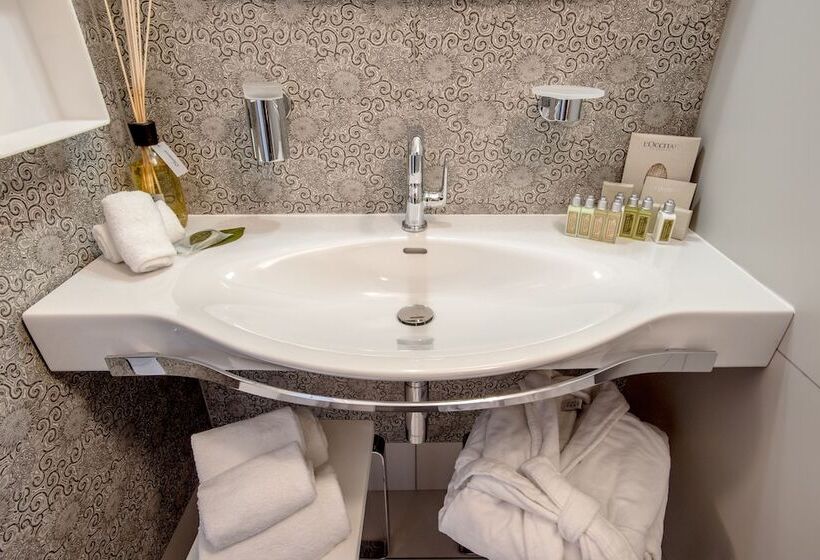 جناح, Uve Rooms & Wine Bar