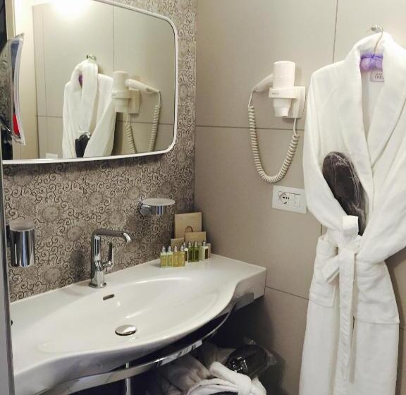 جناح, Uve Rooms & Wine Bar