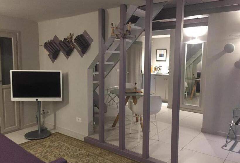 جناح, Uve Rooms & Wine Bar