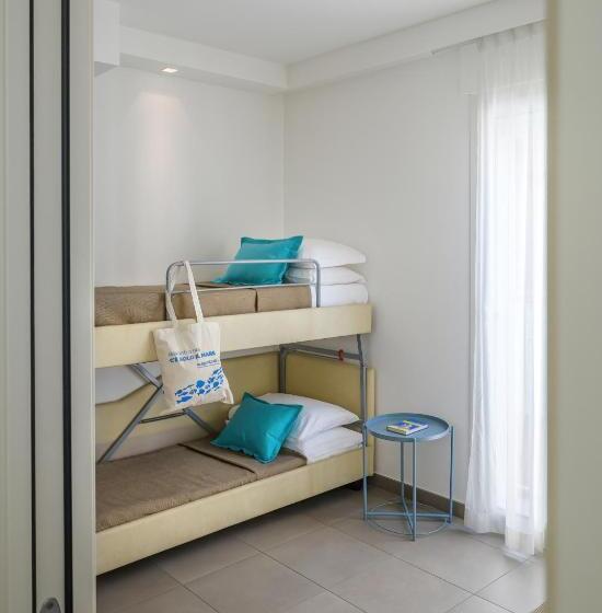 Standard Quadruple Room, Augustus  Davanti A Noi C è Solo Il Mare