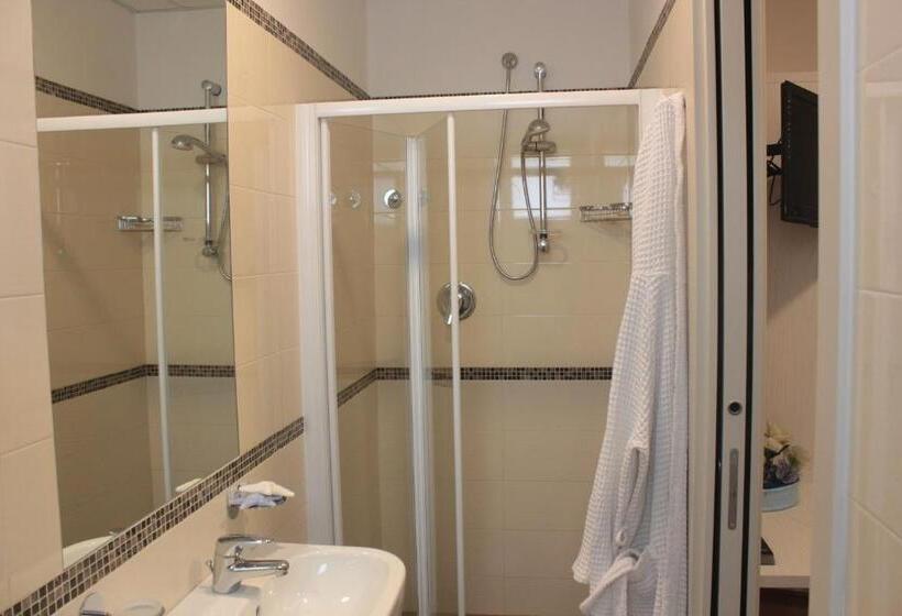 Standard Quadruple Room with Balcony, Augustus  Davanti A Noi C è Solo Il Mare