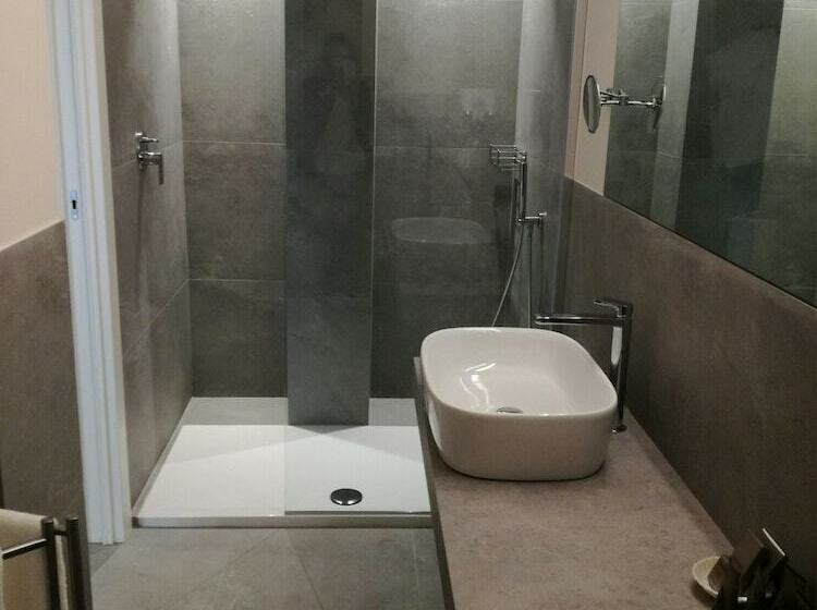 小型套房带海景, Bellettini