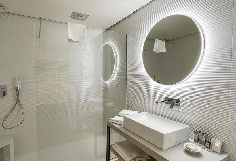 套房侧面可观海景, Bellettini