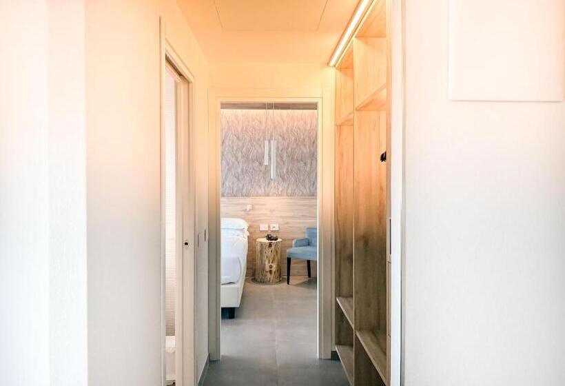 套房侧面可观海景, Bellettini