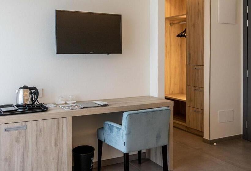 套房侧面可观海景, Bellettini