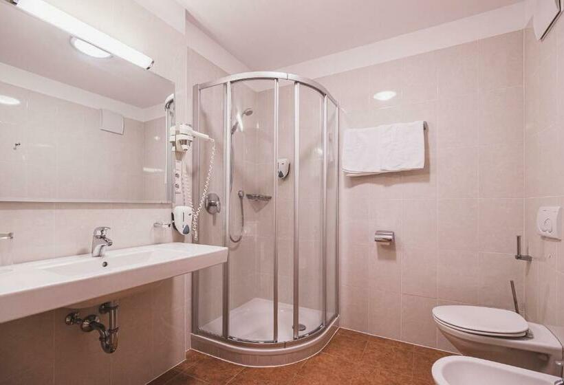 高级大房间, Brötz