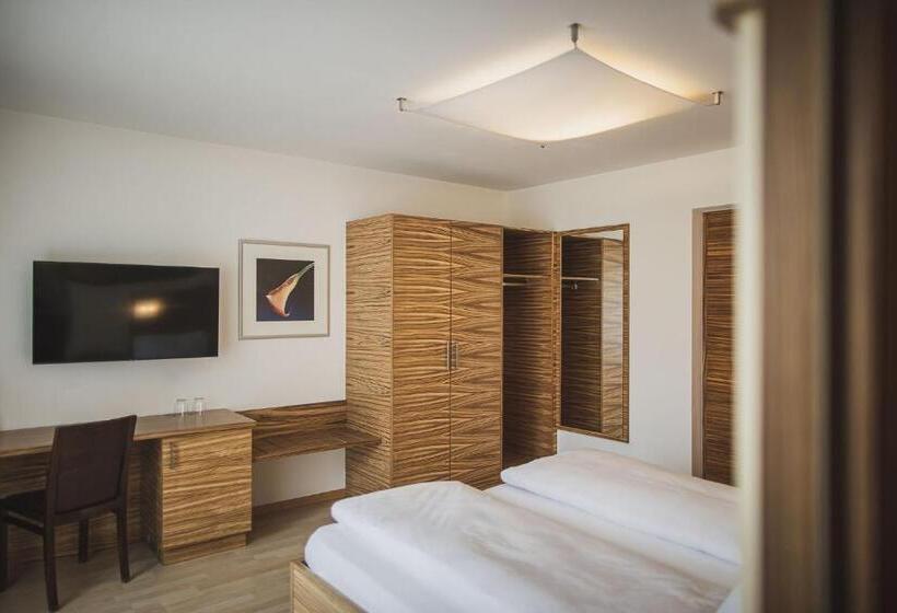 高级大房间, Brötz