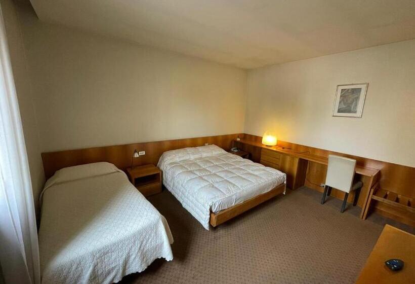 חדר סטנדרט לשלושה, Due Mori