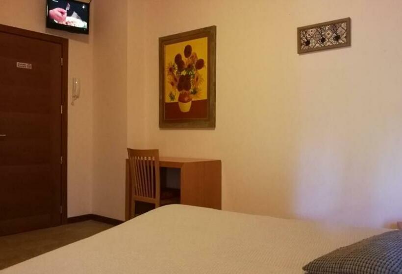 이코노미 룸, Renata