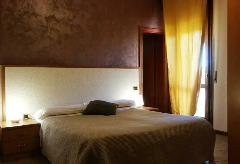 اتاق اکونومی, Renata