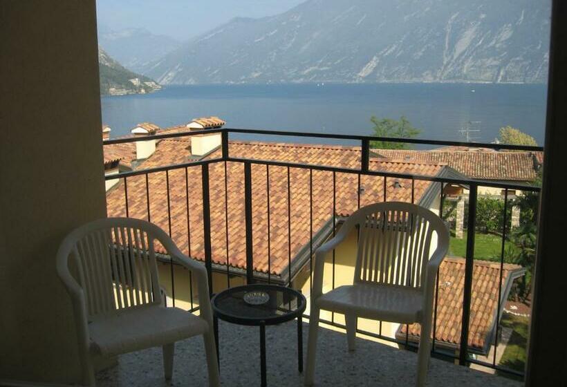 标准间带湖景, Susy