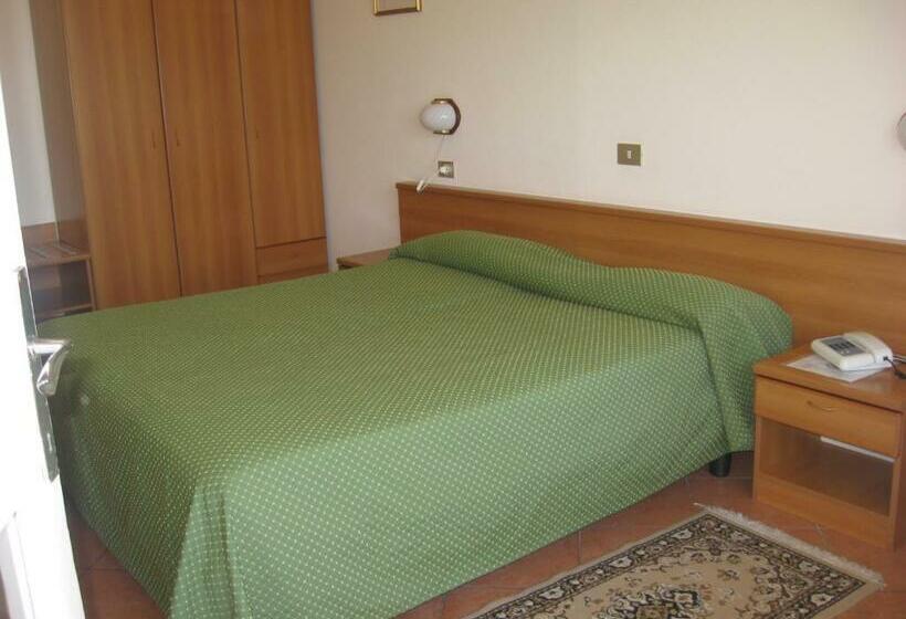 标准间带湖景, Susy