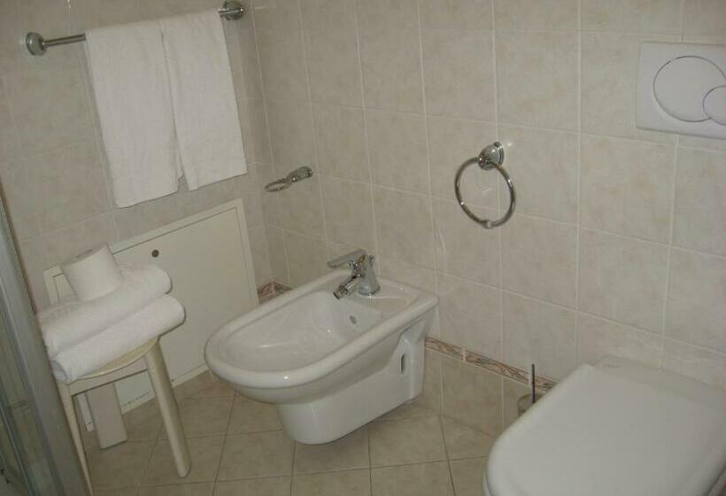 标准三人间, Susy