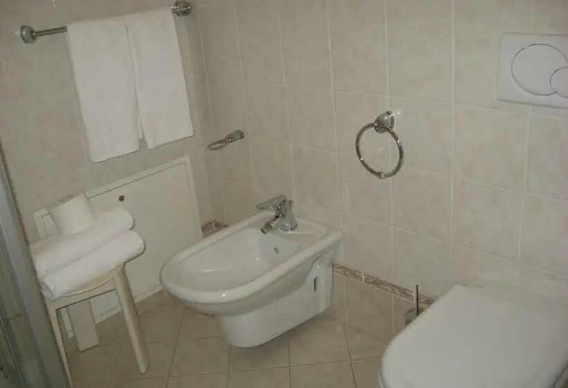 Standard Kolmen Hengen Huone, Susy