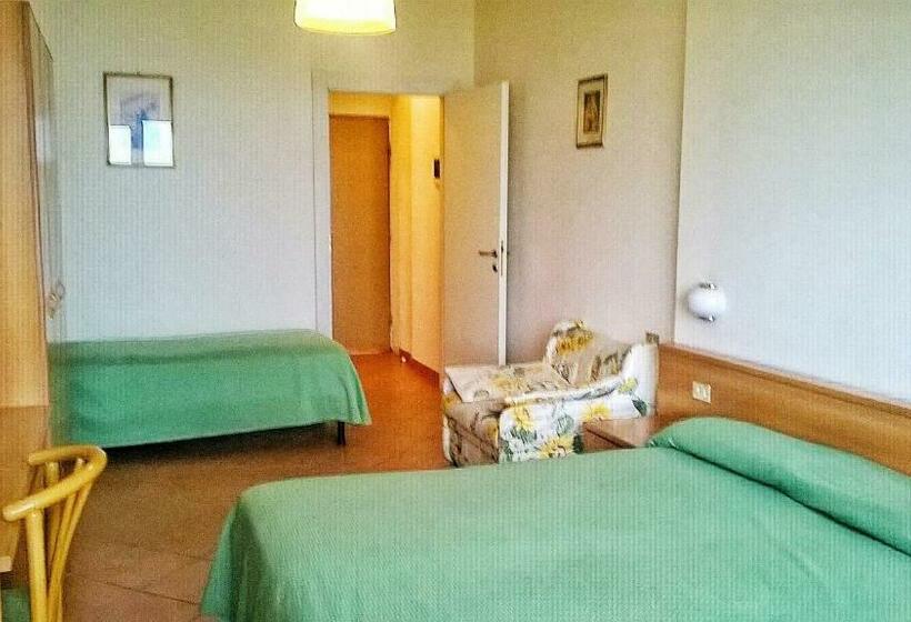 标准间带湖景, Susy