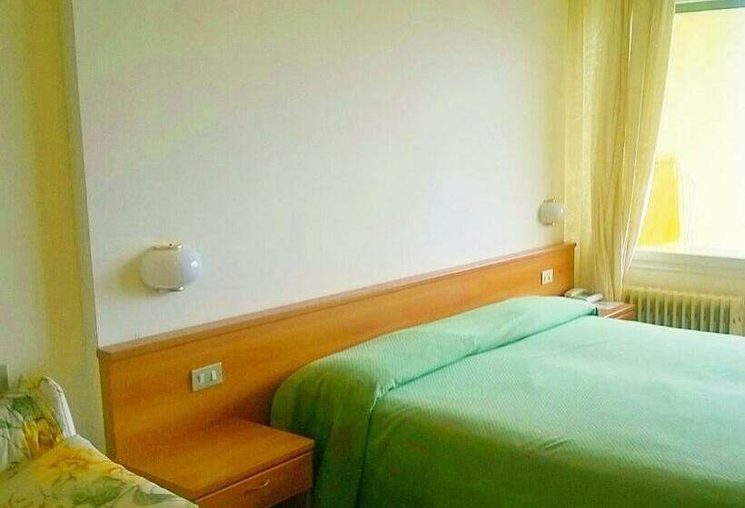 带观景的标准间, Susy