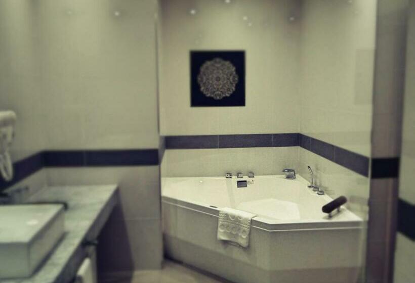 سوییت اجرایی, The Grand Palace