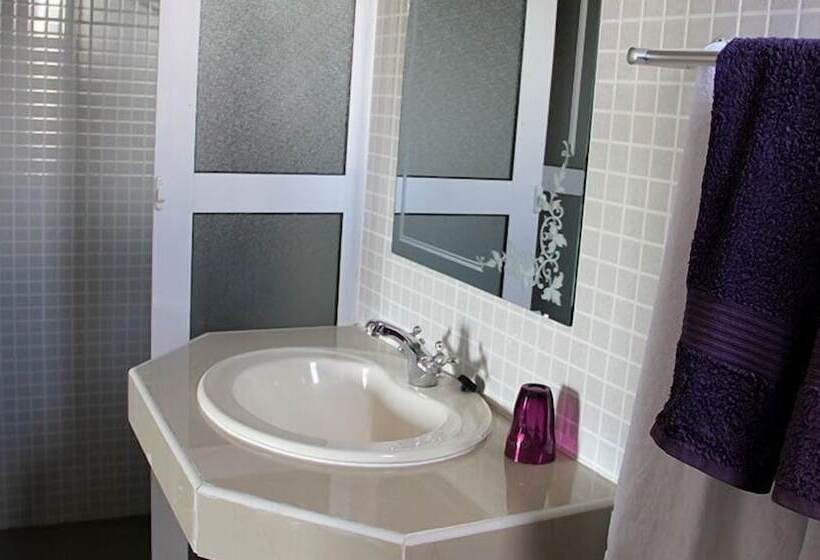 اتاق خانوادگی, Lariad Bnb