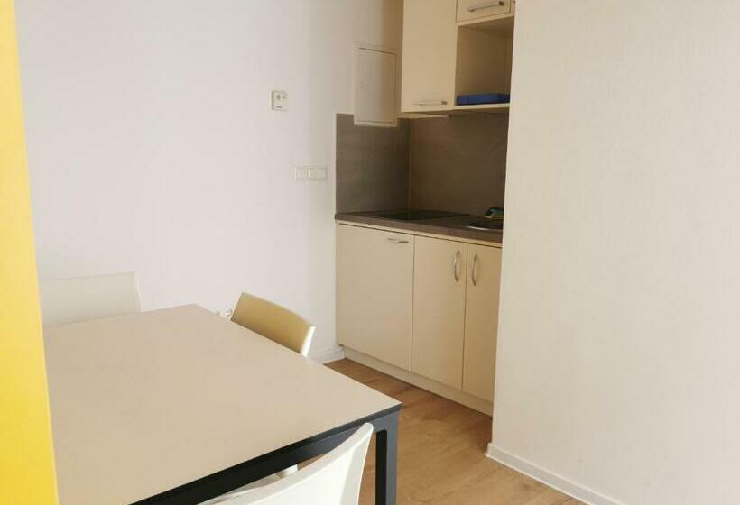 تختخواب در اتاق مشترک, H2o Hostel