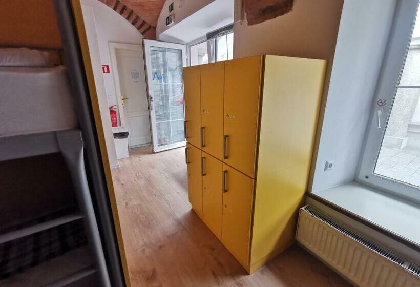 تختخواب در اتاق مشترک, H2o Hostel