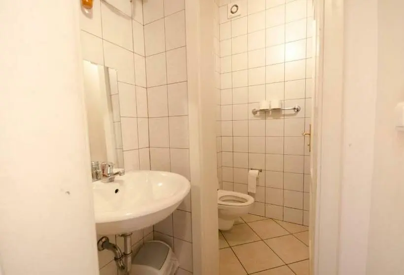 تختخواب در اتاق مشترک, H2o Hostel