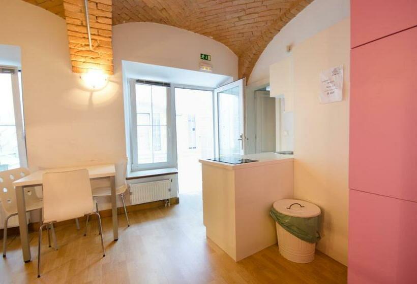 تختخواب در اتاق مشترک, H2o Hostel