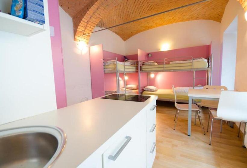 تختخواب در اتاق مشترک, H2o Hostel