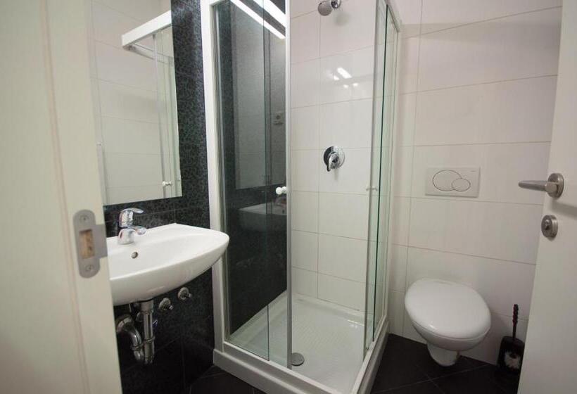 اتاق استاندارد, H2o Hostel